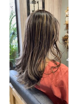 ビューティーワークスループライン(beautyworks LoopLine) ベージュ系カラーのグラマラスロング