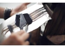 【カラー】的確でスピーディーな塗布技術はもちろん、デザインカラーの提案、薬剤にもこだわりがあります！