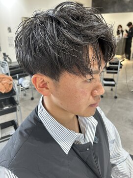 ヒュイル バイ ニアウ(Hwyl by Niau) メンズマッシュショートツーブロックパーマニュアンスパーマ眉毛