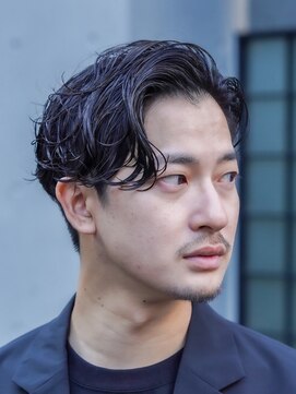 レタッチバイフィフス(RETOUCH by fifth) 男らしさ溢れる緩めのスパイラルパーマのセンターパート