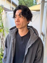 アデ オモテサンドウ(ade omotesando) ラフに動くカールで癖感と色気を足したメンズパーマスタイル