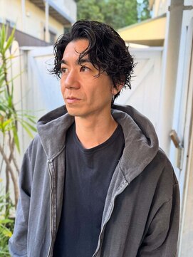 アデ オモテサンドウ(ade omotesando) ラフに動くカールで癖感と色気を足したメンズパーマスタイル