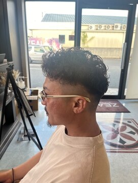 ジールステージ スリー(ZEAL STAGE-3) メンズパーマ×フェード短髪