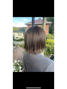 美容室 メザミー MESAMIES 大人可愛い外ハネボブアッシュブラウン切りっぱなし20代30代