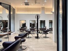 ヴォーグ 春日井高蔵寺店(VOGUE)の雰囲気（スタイリッシュで広々とした店内。程よい間隔を保つセット面。）