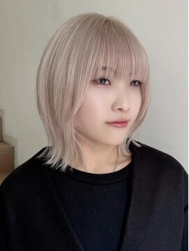 サンク 原宿 表参道(cinq) ハイトーンカラーヘーゼルベージュミルクティーベージュ暗めボブ