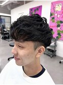 強めワンカールの無造作パーマスタイル