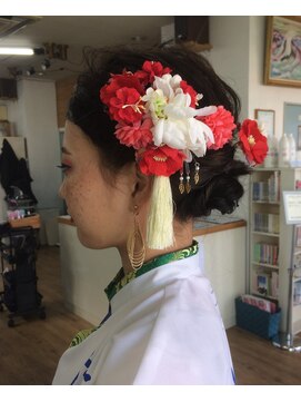 カラーアトリエ イロドリ(彩) “ゆるふわ”編み込みアレンジ