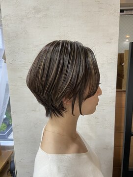 ジュノ(Jeuno) ショートボブ　ハイライト