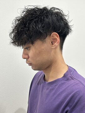 ヒュイル バイ ニアウ(Hwyl by Niau) メンズマッシュパーマ波巻スパイラルパーマニュアンスパーマ眉毛