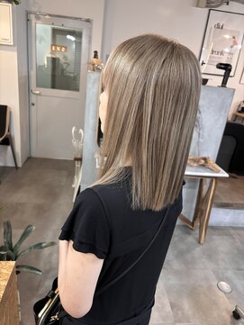 エモヘアー(emo hair) 切りっぱなしミディアムスタイル！透け感ベージュカラー