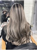 レイヤーボブハイライトブリーチレイヤーハイトーングレージュ