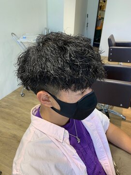 エヌプラス(N+) 刈り上げセンターパートサーフカールブルーブラッフェザーパーマ