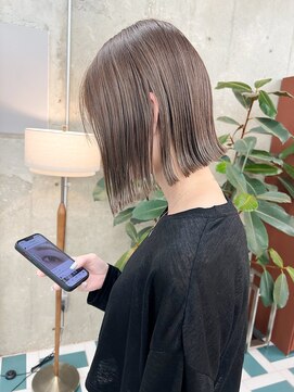 ノエ(noe) 切りっぱなしボブ×グレーベージュ