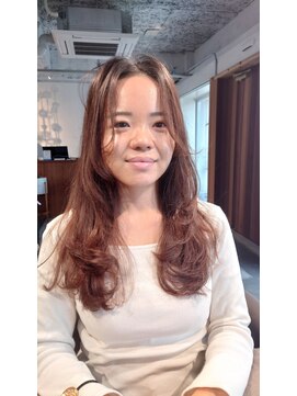 トナリ(tonari) センターパートのレイヤーロングヘア