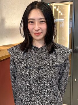 アトリエ(atelier.) 暗髪　センターパート　顔周りレイヤー　セミロング　ワンカール