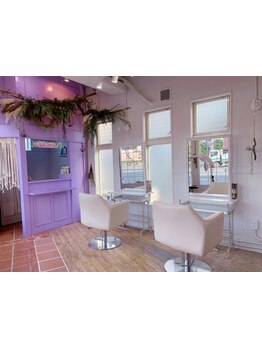 無料駐車場完備◎おとぎの国のような可愛い店内で非現実感を味わいながらサロンタイムを楽しみませんか♪