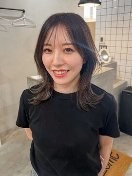 スート(suit.) 小顔外ハネミディアムレイヤー