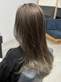 チーク(CHiiK)の写真/白髪が気になり始めた方に◎おしゃれ染めの感覚で楽しめる白髪染め、白髪ぼかしで新しい自分へ♪