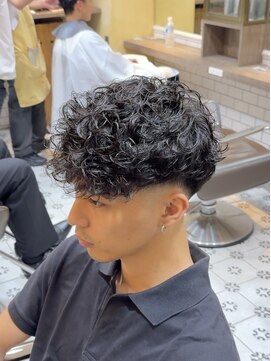 グルーマーズトウキョウ(GROOMER/S TOKYO) スペインカール　フェード　海外風　メンズパーマ