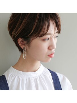 シロ(ciLo) たっぷりハイライトのおしゃれショートヘア。
