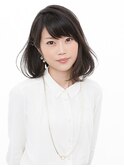 顔立ちすっきり　女性らしいフェミニンミディボブ