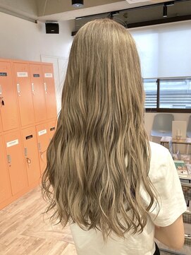 コワファーストナガサキシャンプーボーイ(COIFF1RST NAGASAKI SHAMPOO BOY) ブリーチ2回 ホワイトベージュ