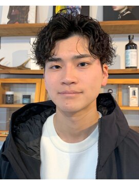 キジ(kiji) 刈り上げセンターパートアップバングツイストスパイラルパーマ