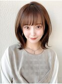 大人可愛い前髪ありミディアムレイヤースタイル