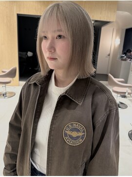 ホワイトグレージュ