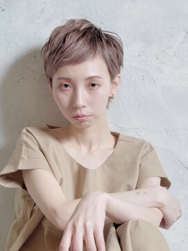 透明感アッシュカラーで魅せる大人の洗練ベリーショート