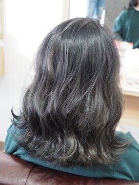 ヘアアンドメイク アクシス(AXIS) シークレットハイライト×グレー
