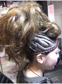 コーンロウ＆リーゼント風トサカヘアー斜め鉢巻が伊達女！