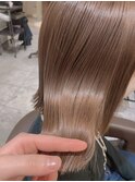 くすみベージュ×艶髪×切りっぱなしボブ