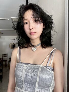 ナービス(NARVIS) ミディアム/カール/センターパート/パーマ風