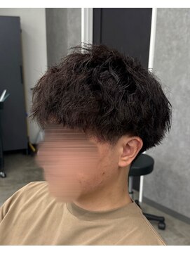 フイ 新宿3丁目(Hui) フェザーパーマ/グレーブルーカラー／刈り上げショートパンク