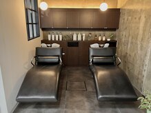 ノエル ヘアー アトリエ(Noele hair atelier)の雰囲気（落ち着いた照明に足を伸ばしリラックス出来るシャンプー台◎）