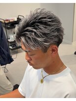 テンバイリップスヘアー(TEN by LIPPS hair)&nbsp;ホワイトシルバーシャドールーツツーブロスパイキーショート