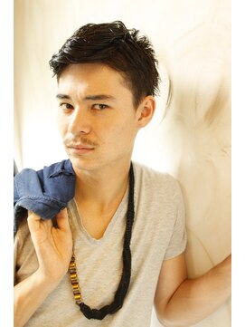 ブーケ(BOUQUET) 前髪を上げながらサイドに流したメンズショートスタイル