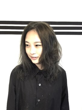 プランクスター(prankster) ［prankster]ダークパールアッシュのセンターパートスタイル