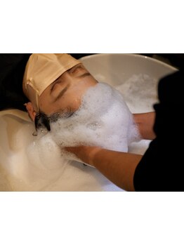 疲れを癒し頭皮の汚れもスッキリ!頭浸浴は日常で体感できない至福の時間で思わず眠りにつく癒しの時間に…