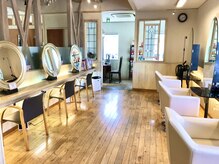 ヘアー ビジン(HAIR Bijin)の雰囲気（広い窓から目の前の公園を眺められるワンフロアな店内。）