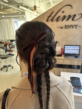 トリムバイエンヴィ(tlim by ENVY) 【結婚式&2次会ヘアセット】カチモリ三つ編みヘア