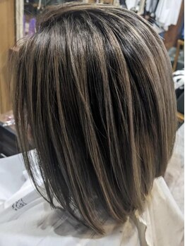 バブルス ヘアー ワークス(Bubbles hair works)の写真/白髪染めもファッションカラーのような色味に。白髪を生かす白髪ぼかしハイライトやイルミナカラーも◎