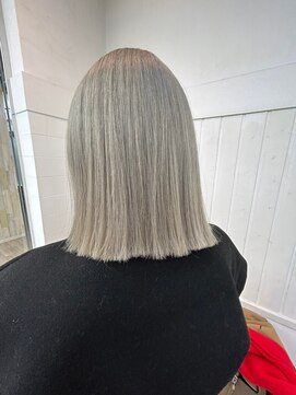 ナンバー リコ 名駅 ジャム 名古屋(N° rico JAM) シルバーホワイト ケアブリーチ 切りっぱなしボブ