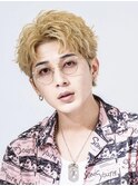 金髪ハイトーンスパイキーアップバング刈り上げショート