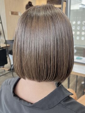 ビズヘアー グランバース(bisou hair grandbase) ツヤ感アッシュブラウン/ボブスタイル