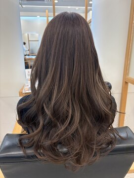 リュクスバトーバイトリコ 船橋南口店(Luxe BATEAU by tricot) ブラウンベージュ