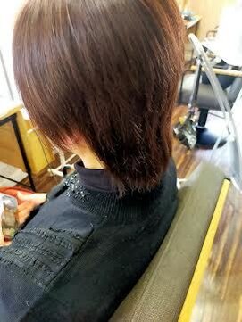 サク(SAKU) ネープ長めのレイヤースタイル