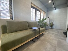 ゆったりとしたソファと緑に囲まれた待ち合いスペース♪